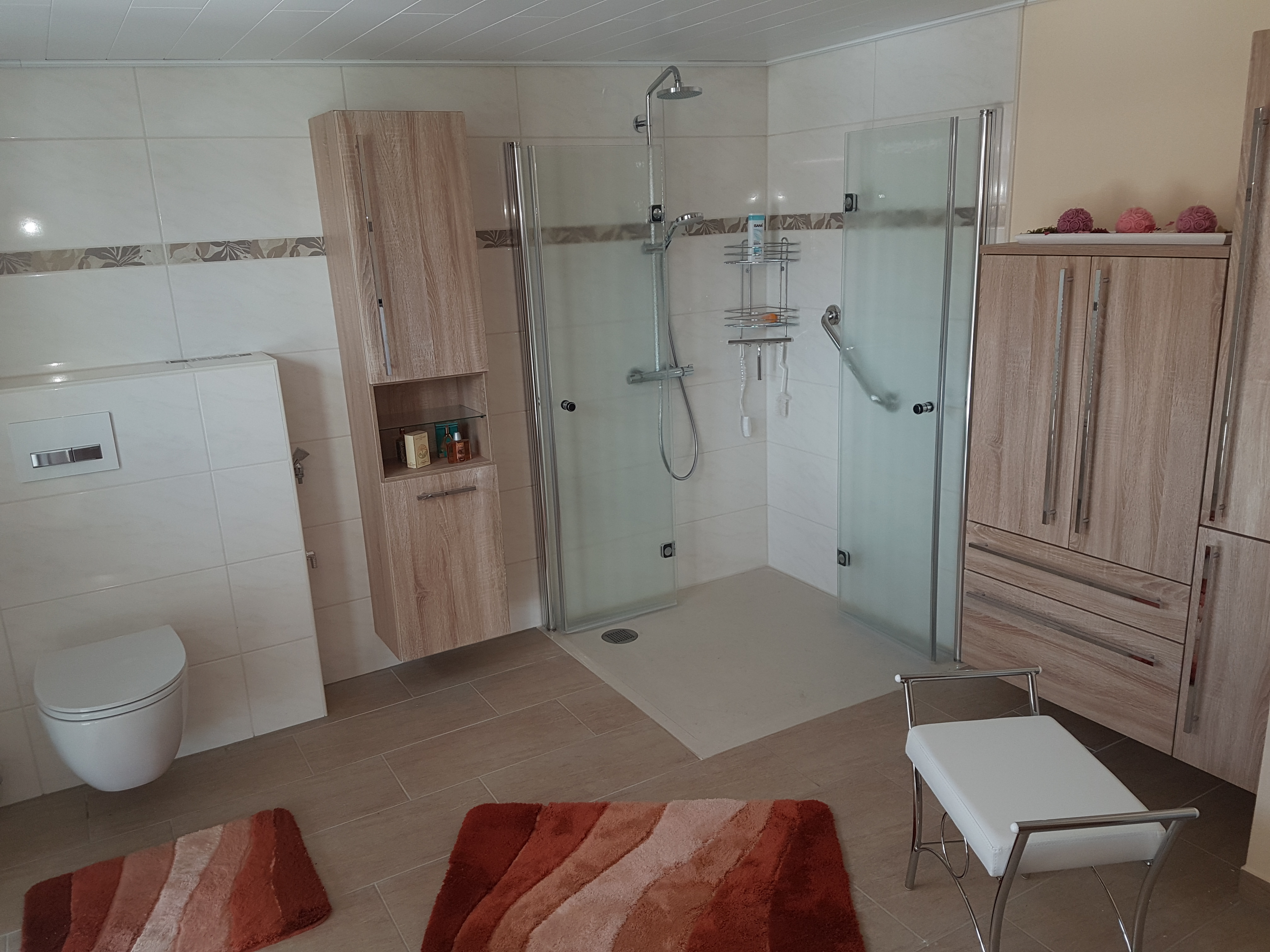 Modernes Bad mit barrierefreier Dusche von Gautsch Haustechnik