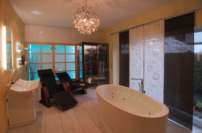 Modernes Bad mit Whirlpool von Gautsch Haustechnik