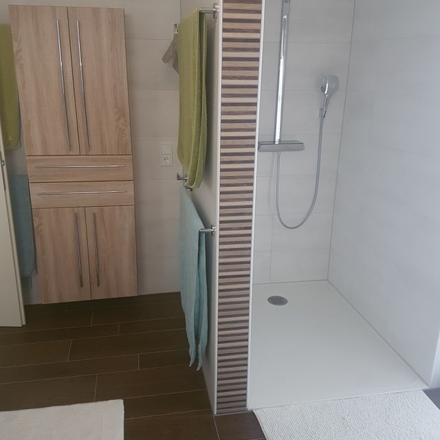 Barrierefreie Dusche im modernen Bad von Gautsch Haustechnik